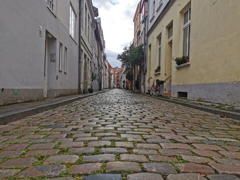 Stra&szlig;e mit Kopfsteinpflaster in der Kreisstadt L&uuml;beck in Schleswig-Holstein in Deutschland