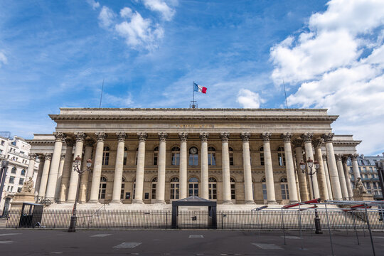 Paris, France - 20 juillet 2026: Vue ext&eacute;rieure du Palais Brongniart, &eacute;galement connu sous le nom de Palais de la Bourse, ancien si&egrave;ge de la bourse de Paris. Concept de march&eacute;s financiers en France
