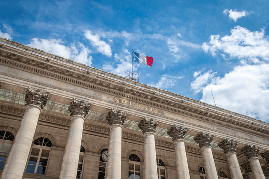 Paris, France - 20 juillet 2026: Fa&ccedil;ade du Palais Brongniart, &eacute;galement connu sous le nom de Palais de la Bourse, ancien si&egrave;ge de la bourse de Paris. Concept de march&eacute;s financiers en France
