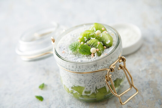 Chia pudding with kiwi