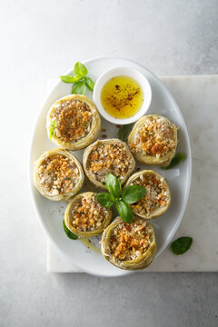 Baked artichoke with garlic crumbs 
