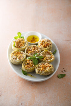 Baked artichoke with garlic crumbs 