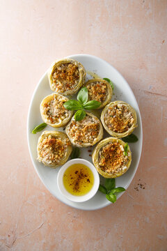 Baked artichoke with garlic crumbs 