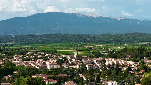 Mazan village au pied du mont Ventoux en Provence