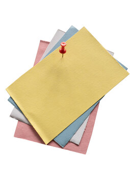 Conjunto de hojas de papel de colores sujetas con chincheta roja aisladas sobre fondo negro para mensajes, organizaci&oacute;n y dise&ntilde;o gr&aacute;fico