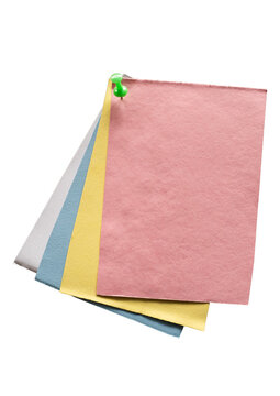 Conjunto de hojas de papel de colores sujetas con chincheta verde aisladas sobre fondo negro para mensajes, organizaci&oacute;n y dise&ntilde;o gr&aacute;fico