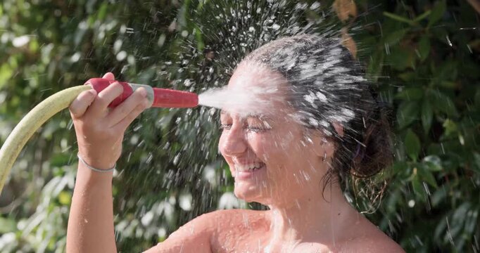 Giocando con l'acqua in giardino