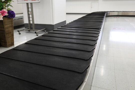 空港の手荷物受取所のベルトコンベア