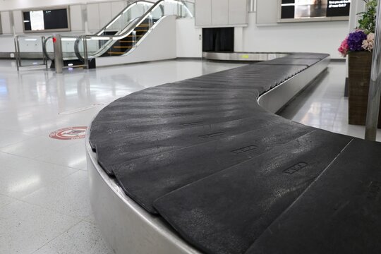 空港の手荷物受取所のベルトコンベア