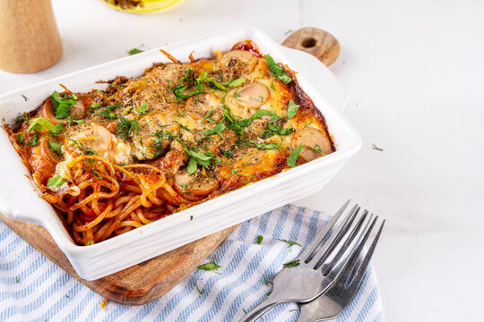 Viral Baked Spaghetti, Pizza Styled baked spaghetti pasta