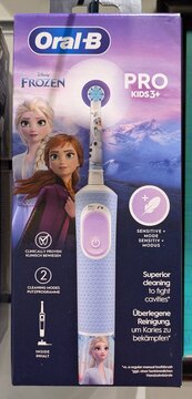 Vista de cerca de un envase de un cepillo de dientes recargable Oral B con Elsa y Anna de Frozen de Disney, en un expositor de tienda Normal de Madrid, Espa&ntilde;a, 20 de mayo de 2026