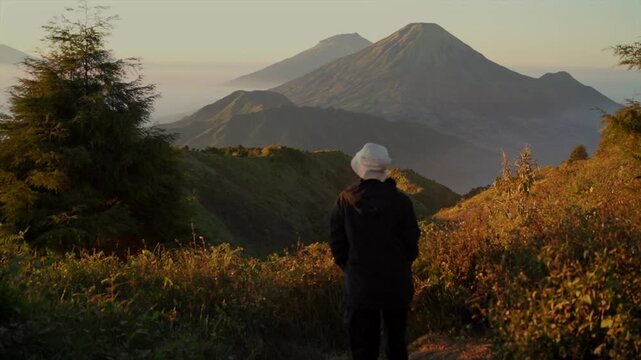 enjoy the morning view on the prau mountain