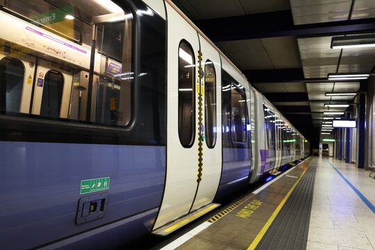 ロンドン・ヒースロー空港駅に停車するエリザベスラインの車両