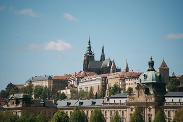 Prague castle and cathedral complex overlooking the city under a clear blue sky © Juanmarcos