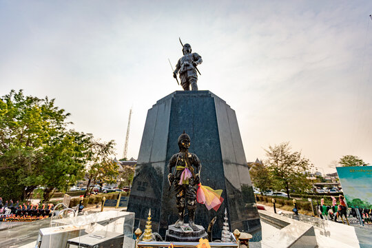 The Phraya Pichai Dab Hak Monument, located in front of the Uttaradit Provincial Hall, was erected to honor his bravery, patriotism, and self-sacrifice. During his time as governor of Pichai in the Th