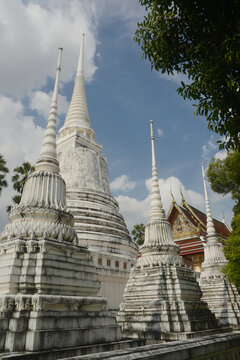 The white pagoda and the ordination hall of Wat Suwan Dara Ram Ratchaworawihanan ancient templeare distinguished by their magnificent and highly valuable murals.