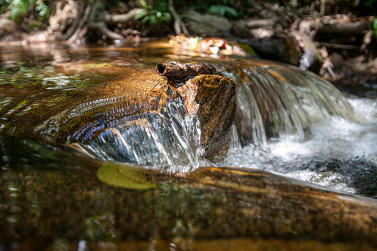 &Aacute;gua corrente sobre rochas na Cachoeira V&eacute;u da Noiva, em Bonito, Pernambuco