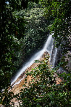 Cachoeira V&eacute;u da Noiva em Bonito, Pernambuco, cercada pela Mata Atl&acirc;ntica