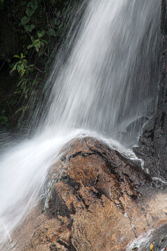 Cachoeira V&eacute;u da Noiva em Bonito, Pernambuco, cercada pela Mata Atl&acirc;ntica