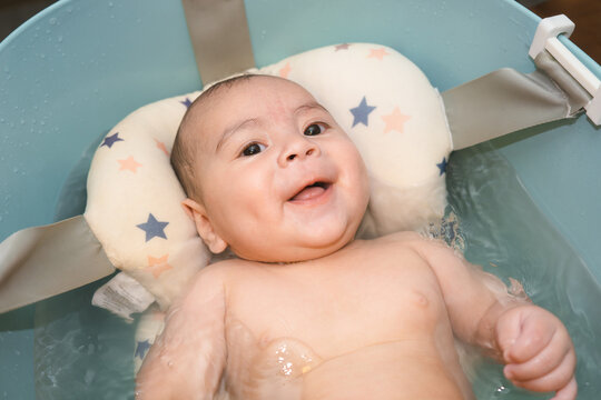 Beb&eacute;  feliz de 5 meses disfrutando de su ba&ntilde;o