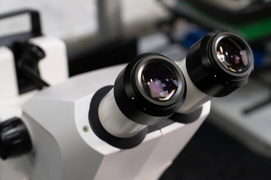 Oculares de microscopio de laboratorio en detalle
