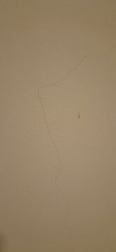 Fisura sutil sobre pared beige