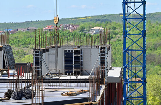 Monolithic construction with steel reinforcing bar and frameworks