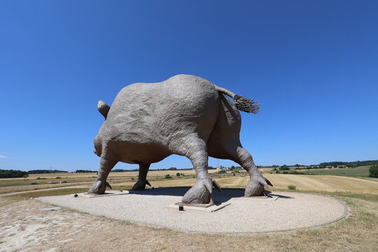 Woinic, sculpture de sanglier g&eacute;ant, surnomm&eacute;e "le sanglier des Ardennes", r&eacute;alis&eacute;e par le sculpteur &Eacute;ric Sl&eacute;ziak, ville de Saulces-Monclin, d&eacute;partement des Ardennes, France