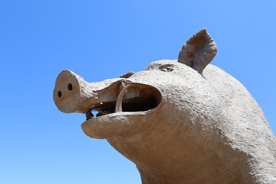 Woinic, sculpture de sanglier g&eacute;ant, surnomm&eacute;e "le sanglier des Ardennes", r&eacute;alis&eacute;e par le sculpteur &Eacute;ric Sl&eacute;ziak, ville de Saulces-Monclin, d&eacute;partement des Ardennes, France