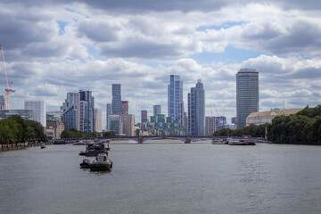 Obraz premium View of River Thames with Barges and Modern London Skyscrapers Skyline
