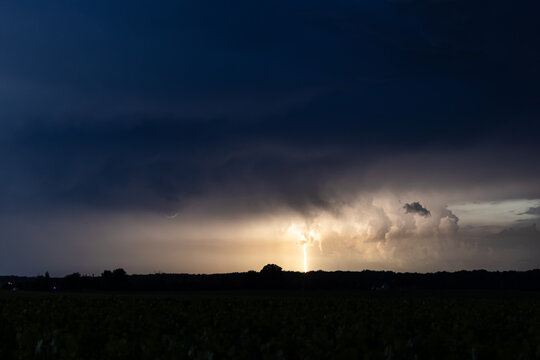 Impact de foudre sous l'orage quelque part au milieu des champs en france