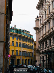 Żółta zabytkowa kamienica i klasyczna architektura na ulicy w Rzymie © Szymon