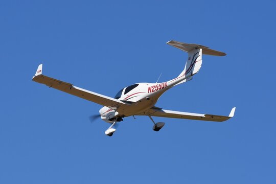 Diamond DA40 plane on approach to land