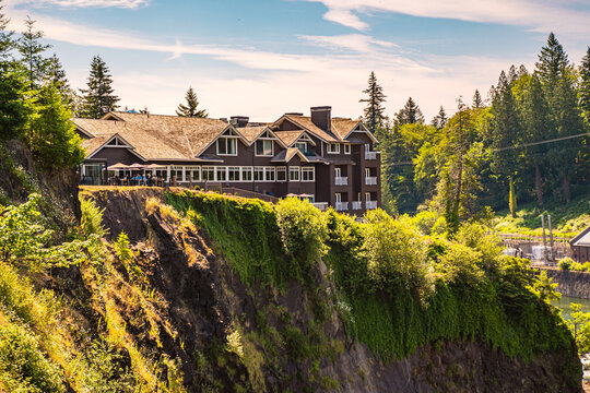 Salish Lodge and Spa Overlooking Snoqualmie Falls (Twin Peaks TV Series)
