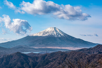 Fototapeta premium 菰釣山山頂から望む冠雪の富士山と山中湖の冬景色