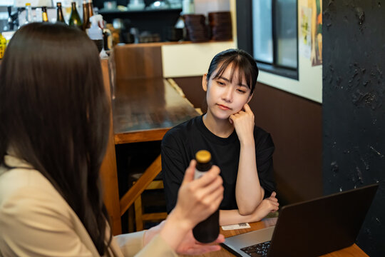 飲み物の営業を受ける居酒屋店員