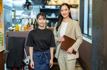 コンサルと飲食店で働く女性 © ponta1414