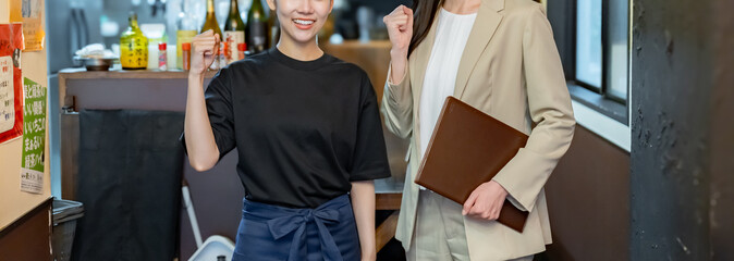 飲食店をコンサルする女性 © ponta1414