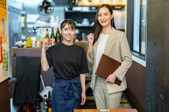 ガッツポーズをする女性