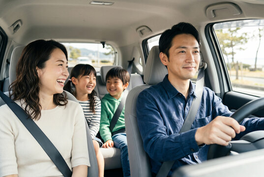 車内で笑顔でドライブする家族
