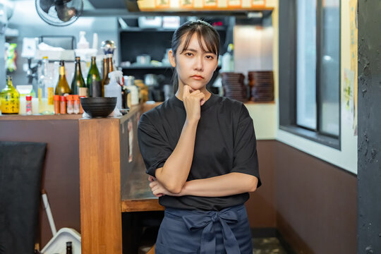 悩む女性