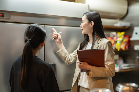 冷蔵庫をチェックする女性