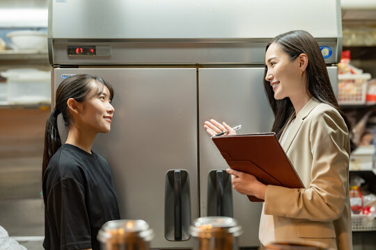 冷蔵庫をチェックする女性