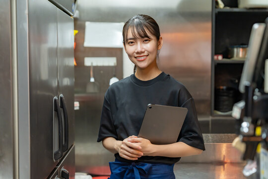 タブレットで在庫管理をする女性