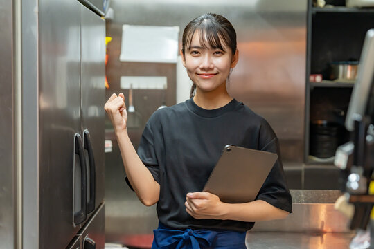 タブレットで在庫管理をする女性