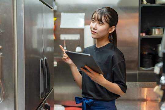 タブレットで在庫管理をする女性
