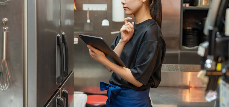 タブレットで在庫管理をする女性