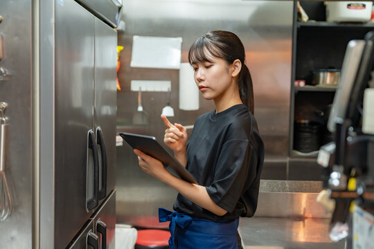 在庫管理をする女性