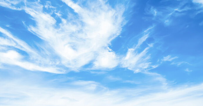 the sky is bright, the fluffy white clouds are quiet.