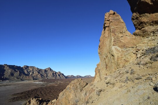 Roques de Garcia, steep cliffs above a rocky valley under clear blue sky, Teide, Parque Nacional del Teide, Teide National Park, volcano, volcanism, UNESCO World Heritage Site, Tenerife, Canary Islands, Spain